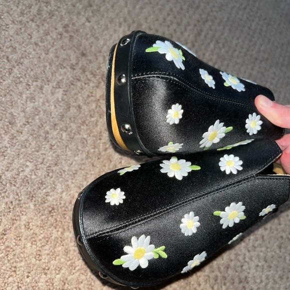 Sleeper Matilda Daisies Embroidered Clogs in Black Size 7 - Picture 10 of 12